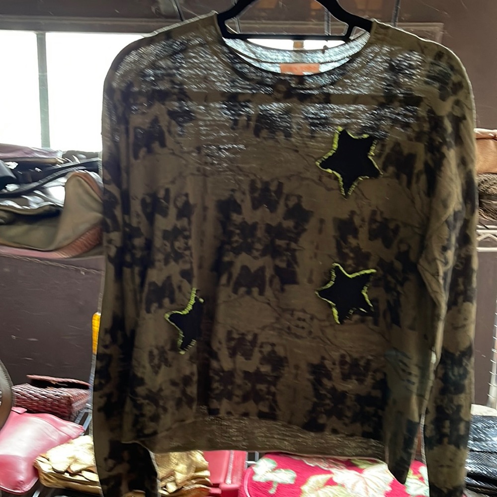 Short camo print sweater with appliqué stars